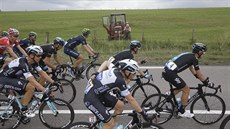POD DOHLEDEM FARMÁŘE. Muž sleduje u svého traktoru peloton během 8. etapy Tour... POD DOHLEDEM FARMÁŘE. Muž sleduje u svého traktoru peloton během 8. etapy Tour...