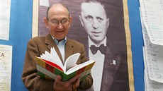 Jaroslav Dostál v Malých Svatoňovicích čte z díla Karla Čapka, strýce své... Jaroslav Dostál v Malých Svatoňovicích čte z díla Karla Čapka, strýce své...