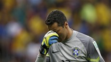 MIZERNÝ ZÁVR DOMÁCÍHO AMPIONÁTU. Brazilský gólman Júlio César bhem zápasu o