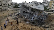 Palestinci se shromaují kolem trosek domu, který byl znien izraelským...