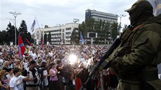 Proruský separatista hlídkuje u demostrace na Leninském námstí v centru msta...