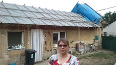 V domě nelze bydlet, je plesnivý, promáčený a vybavení zničené. Na snímku Dana... V domě nelze bydlet, je plesnivý, promáčený a vybavení zničené. Na snímku Dana...