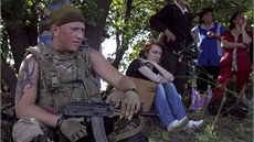 Ukrajinský voják doprovází skupinu obyvatel, která odchází z východoukrajinské
