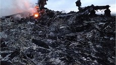 Trosky letounu malajsijských aerolinek s 298 lidmi na palub, který se zítil...