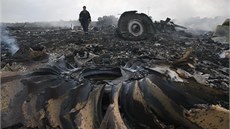 Trosky letounu malajsijských aerolinek s 298 lidmi na palub, který se zítil...