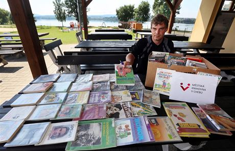 Knihovník Martin Kinter nabízí k prodeji knihy z antikvariátu Mstské knihovny