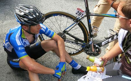 Vyerpaný Leopold König v cíli 17. etapy Tour de France