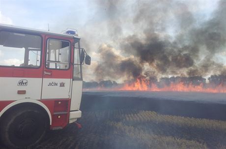 Poár dvaceti hektar obilného pole u obce Hubálov na Jiínsku (26. ervence...