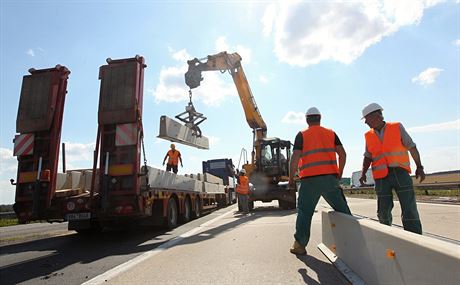 V sobotu odpoledne zanou silniái pevádt mezi Jihlavou a Velkým Meziíím dopravu do jednoho jízdního pásu. Poloit bude nutné provizorní svodidla. Na nezbytn nutnou dobu bude provoz na D1 zastaven. Ilustraní snímek