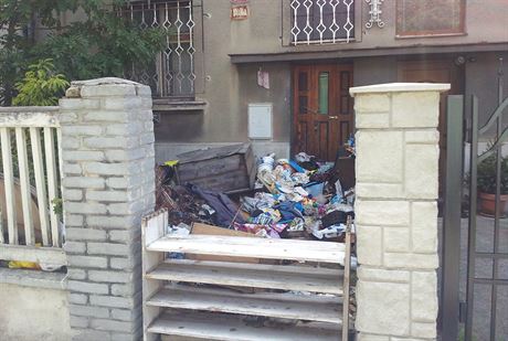 Dm v Habrmannov ulici íslo 14 je zasypaný odpadky, které zahnívají a také...