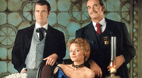James Garner (vpravo) s Melem Gibsonem a Jodie Fosterovou ve filmu Maverick