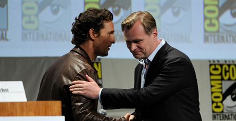 Christopher Nolan (vpravo) a Matthew McConaughey se zdraví na Comic-Conu