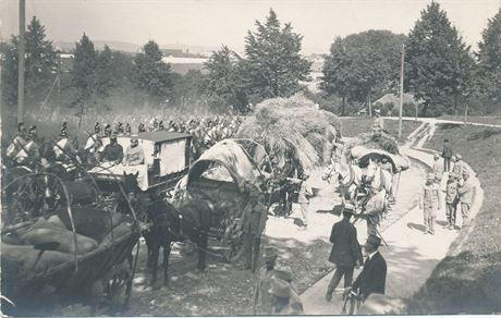 Odjezd dragounskho pluku v srpnu 1914 z Josefova u Jarome.