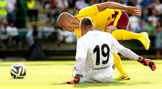 FATÁLNÍ HRUBKA. Branká Bohemians Jií Havránek zkusil na Martina Nepora...