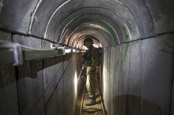 Izraelský voják v palestinském tunelu (25. ervence 2014).