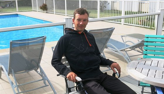 VEER U NET-APPU. Leopold König u bazénu hotelu Novotel v Narbonne. Ale jen na