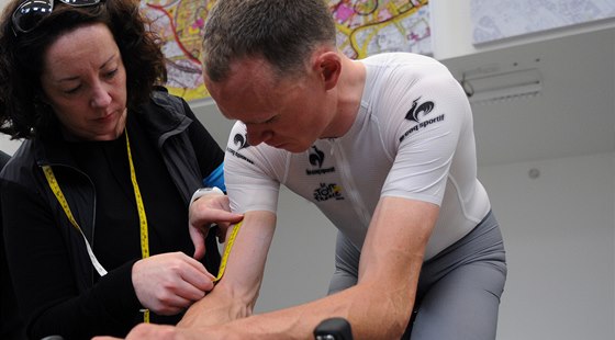 Britsk cyklista Chris Froome testuje kombinzu na mru, kter ho m zrychlit v