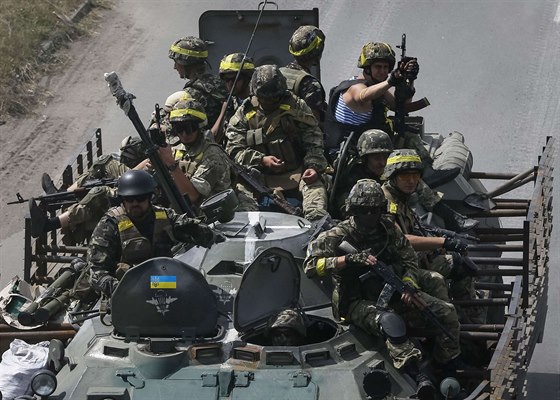 Ukrajinské jednotky se pesouvají u msta Konstantinovka (21. ervence 2014).