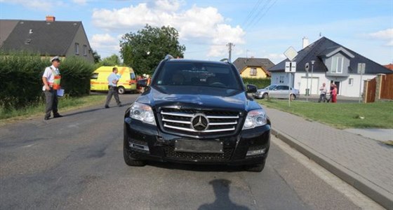 Zábr z vyetování tragické nehody v Krnov. Vz Mercedes projídl po hlavní...