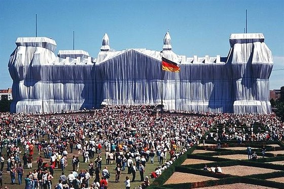 Zabalený íský snm v Berlín - Christo a Jeanne-Claude.