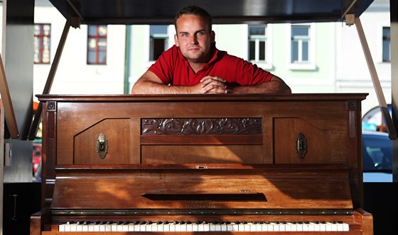 Jan Duek instaloval na námstí v Rychnov nad Knnou piano.