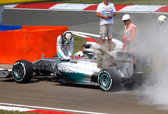 HOÍ. Lewis Hamilton v kvalifikaci Velké ceny Maarska F1.