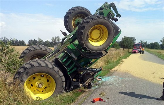 Na Brnnsku se pevrátil traktor s vlekou. Vysypalo se z ní estnáct tun...