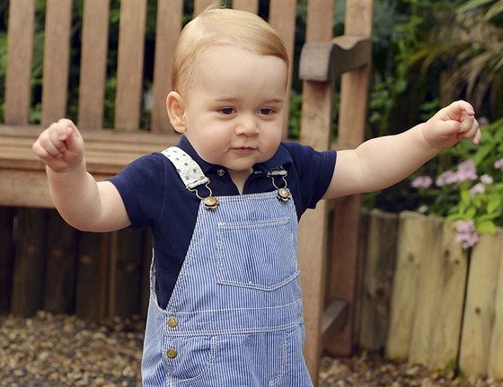 Princ George  zaal sám chodit jet ped prvními narozeninami (2014).