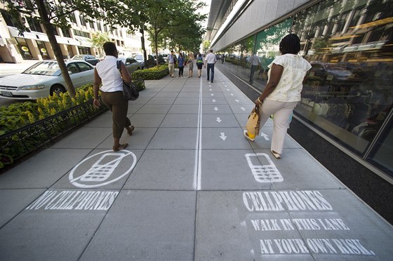 Pruh pro chodce s mobilem najdete podél Osmnácté ulice ve mst Washington D.C.