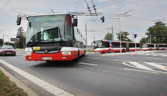 Autobusy Dopravních podnik vyjídjí z nového depa v Plzni na Karlov.