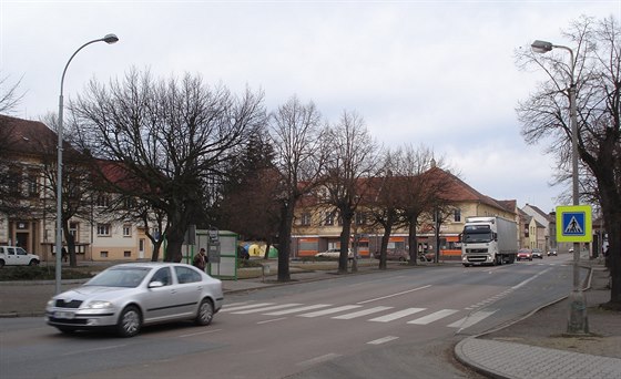 Doprava na hlavní silnici ve Stakov na archivním snímku.