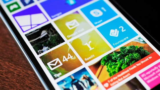 Pohled na hlavní obrazovku telefonu s Windows Phone