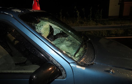 V pátek asn ráno srazilo osobní auto u obce Habrek na Havlíkobrodsku chodce. Ten svým zranním na míst podlehl. Ilustraní snímek