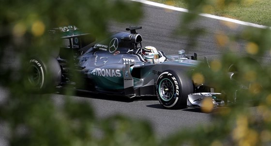 Lewis Hamilton v prbhu tréninku na Velkou cenu Maarska formule 1.