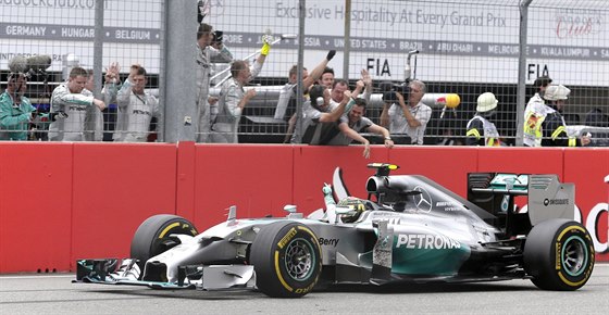 Nico Rosberg s Mercedesem slaví triumf ve Velké cen Nmecka.