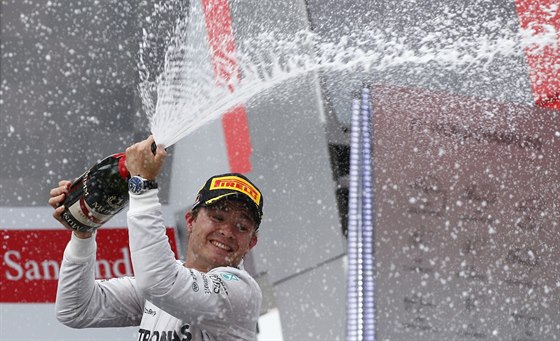 DÉ AMPASKÉHO. Nico Rosberg ádí na stupních vítz po triumfu v domácím...