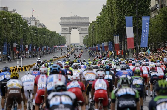 PAÍ. Peleton míí skrz Vítzný oblouk za vyvrcholením letoní Tour de France.