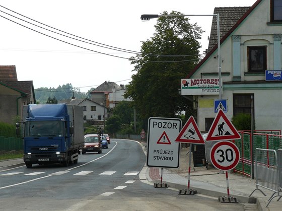 V Bukovici u Police nad Metují se znovu otevela silnice po opravách...