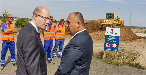 Premiér Bohuslav Sobotka  zahájil dostavbu úseku dálnice D11 a nyní zdraznil i potebu stavby silnice R11. Na snímku s poslancem a starostou Náchoda Janem Birkem.