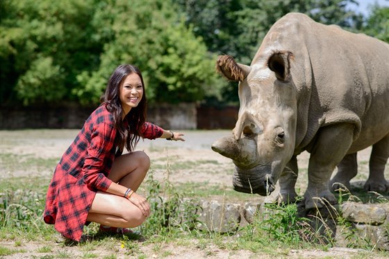 Modelka Monika Leová se zapojila do kampan na podporu vzácných nosoroc. Na snímku je s Nabiré.