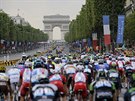 PA͎. Peleton m skrz Vtzn oblouk za vyvrcholenm leton Tour de France.