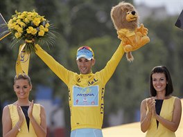 AMPION. Celkovm vtzem Tour de France 2014 se stal Vincenzo Nibali.