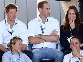 Princ Harry, princ William a jeho manelka Kate sledují enský pozemní hokej na...