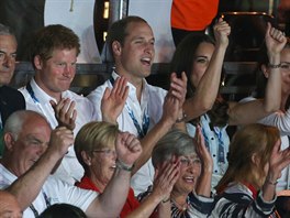 Princ Harry, princ William a jeho manelka Kate sledují box na Hrách...