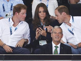 Princ Harry, princ William a jeho manelka Kate na Hrách Commonwealthu...