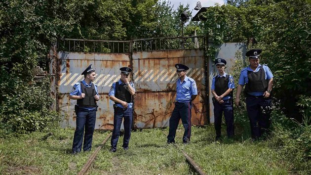 Ukrajint policist u bran tovrny v Charkov, kam pevezli ostatky obt z malajsijskho boeingu (22. ervnece 2014)
