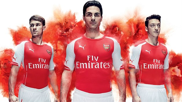 Arsenal s velkou pompou pedstavil nov dresy. Zleva Aaron Ramsey, Mikel Arteta a Mesut zil.