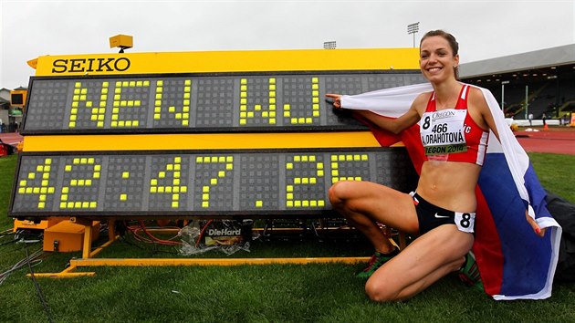 Aneka Drahotov spokojen ukazuje na tabuli s juniorskm svtovm rekordem, kter vytvoila na desetikilometrov trati.