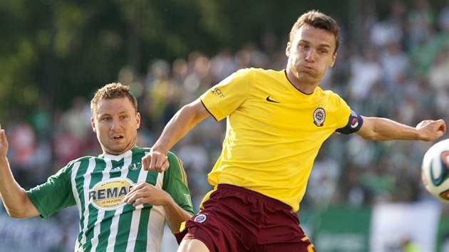 Kapitn Sparty David Lafata (vpravo) se chyst ohrozit branku Bohemians.