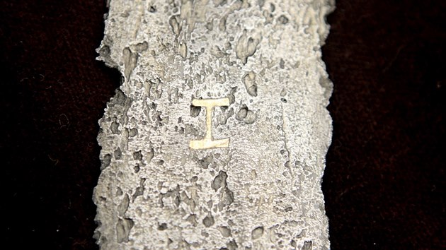 Psmeno I jako Iesus na mei z obdob kovch vprav, kter nael hleda poklad v Pseckch horch na konci ervna 2012.